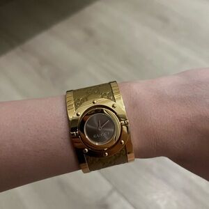 Gucci twirl watch